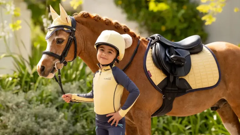 LeMieux Saddlepads & Numnahs<Mini Suede Close Contact Square SS25